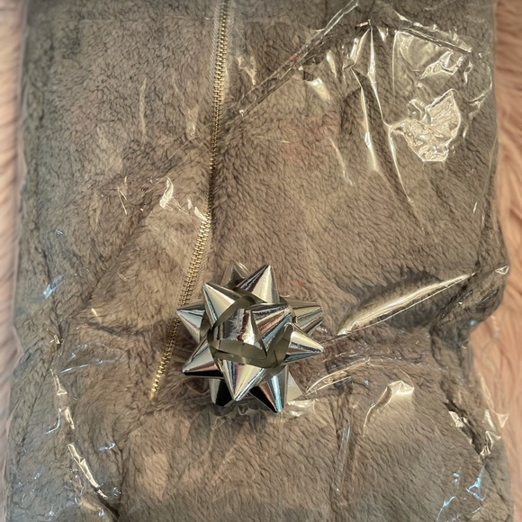 Fleecey Sherpa Ear Hooded Romper - new! ✨😍 - Picture 4 of 14